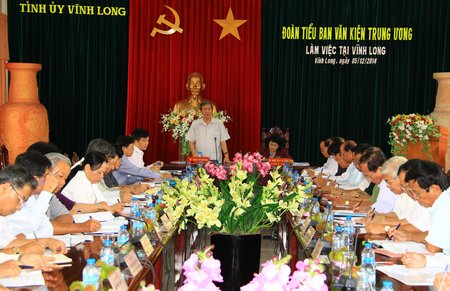 Đoàn Tiểu ban Văn kiện Đại hội XII của Đảng làm việc với Ban Thường vụ Tỉnh ủy Vĩnh Long